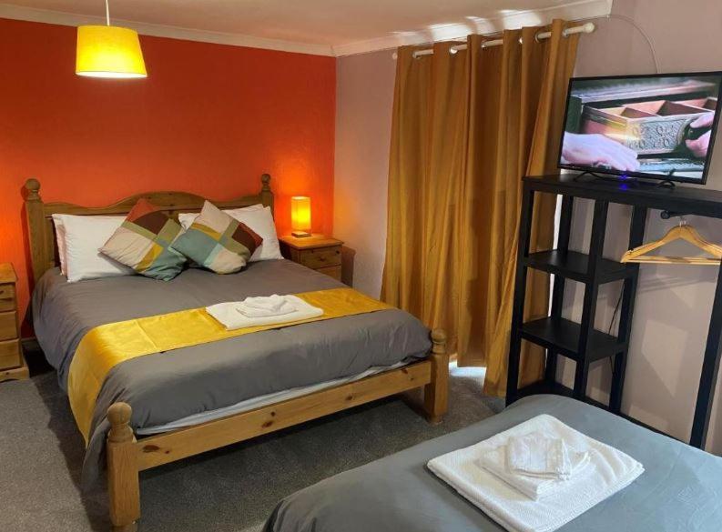 Готель Kings Arms Llandysul Екстер'єр фото